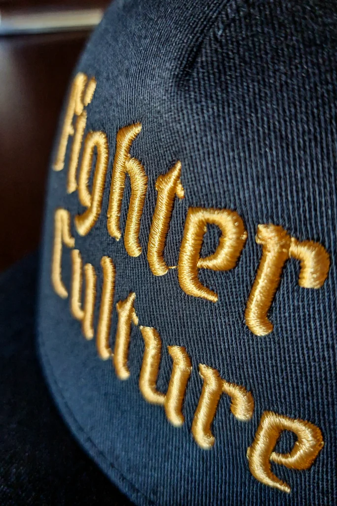 Haft komputerowy na czapce