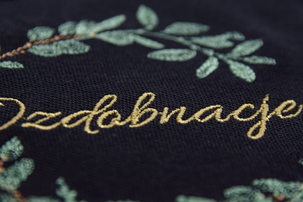 Haft logo na koszulce